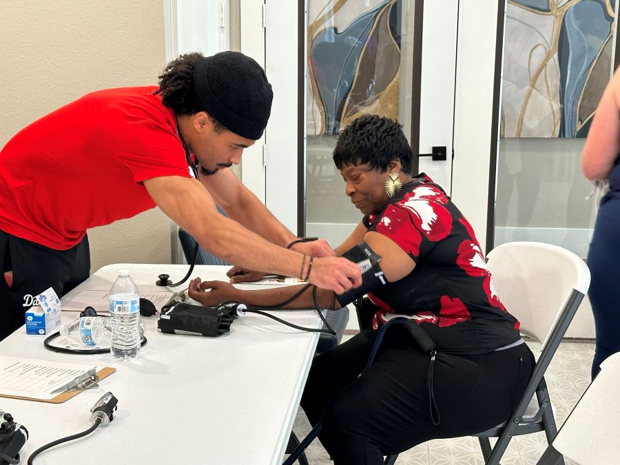 SMU students checks Blood Pressure of Oak resident 