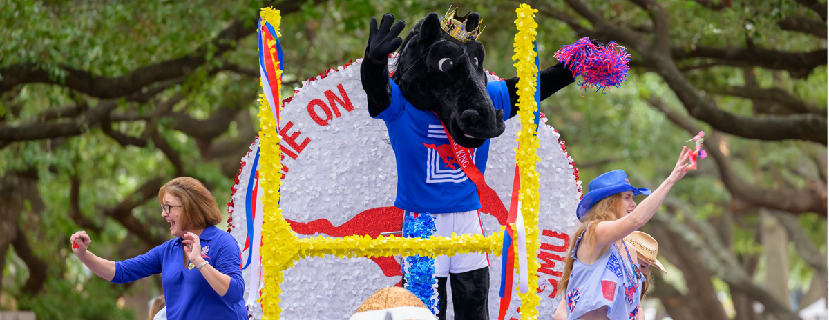 Peruna on a homecoming float