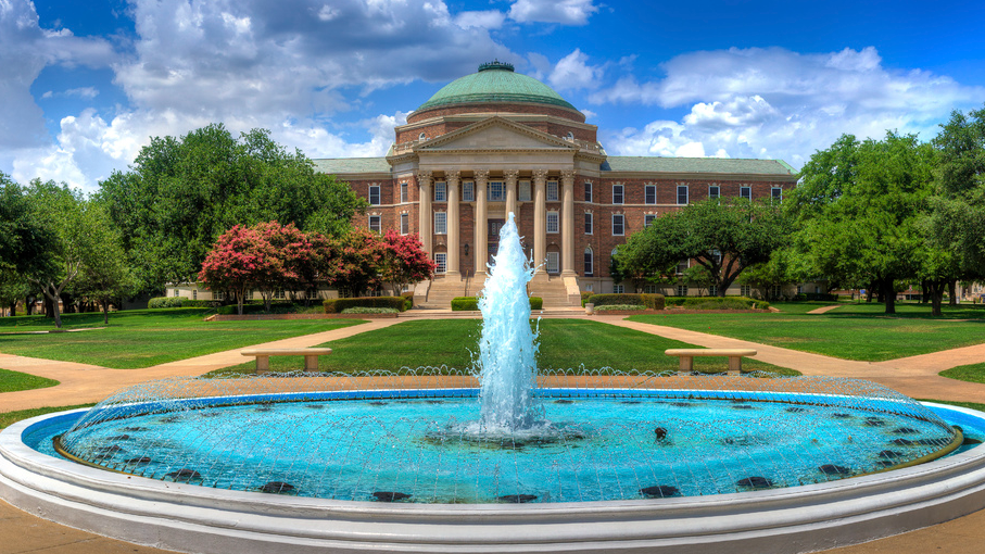 Dallas Hall fountain