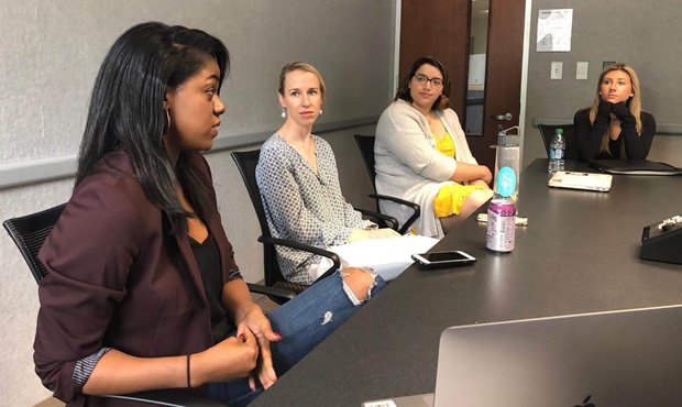 Journalism alumnae discuss entrepreneurship at a table.