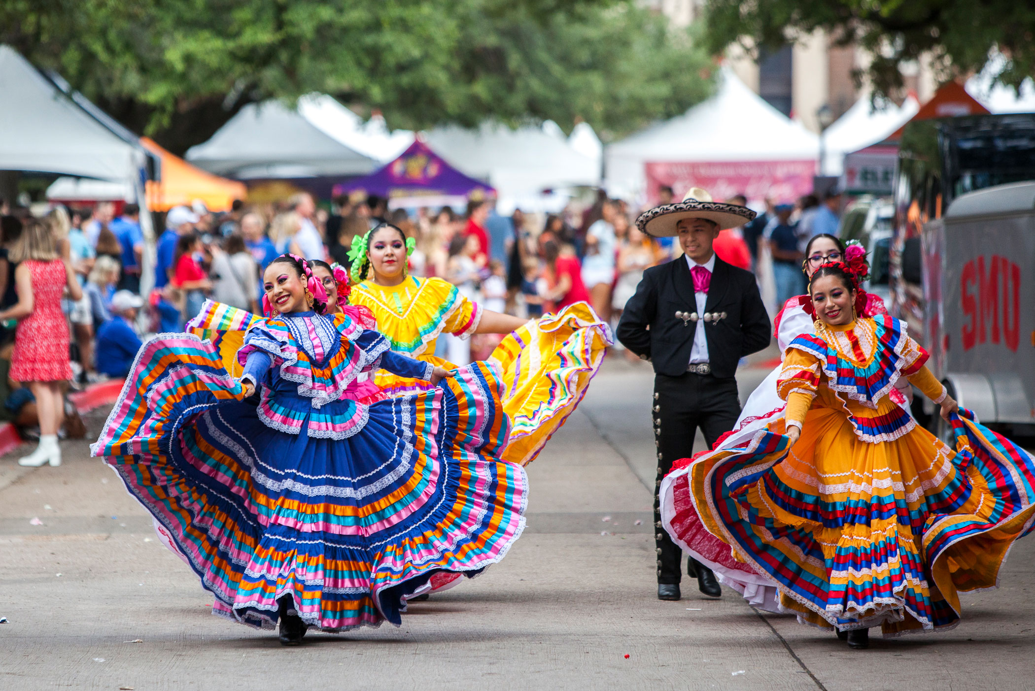 Ballet Folkloric dancers on the Boulevard