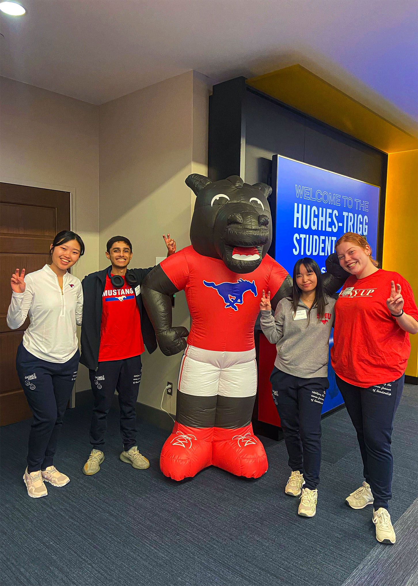 four students with blow up Peruna mascot